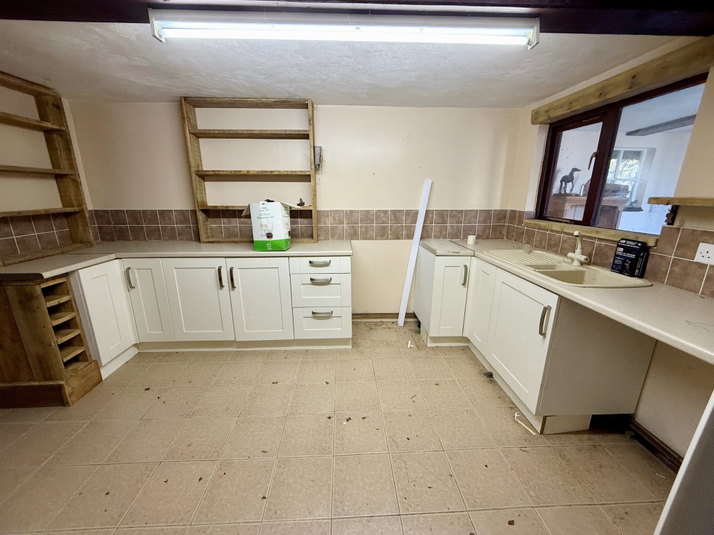 Lot: 103 - GRANARY AND OUTBUILDINGS ON APPROX 14 ACRES WITH FENCED PADDOCKS IN RURAL LOCATION - Kitchen